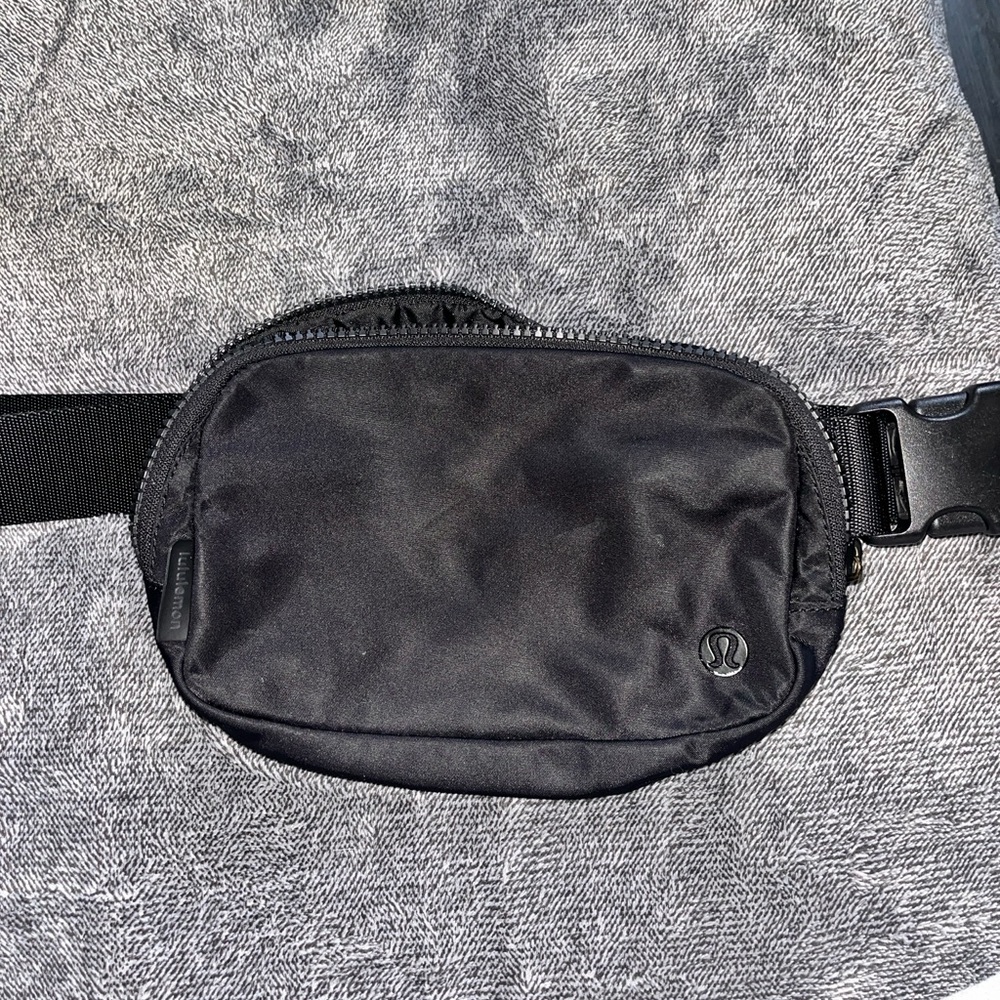 Black Lululemon Belt Bag 1L